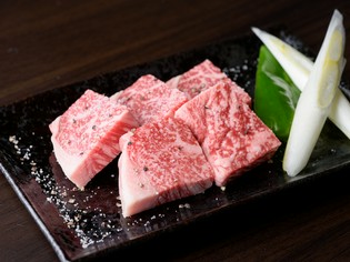 贅沢な厚みが、肉本来の旨みを感じさせる『上カルビ』