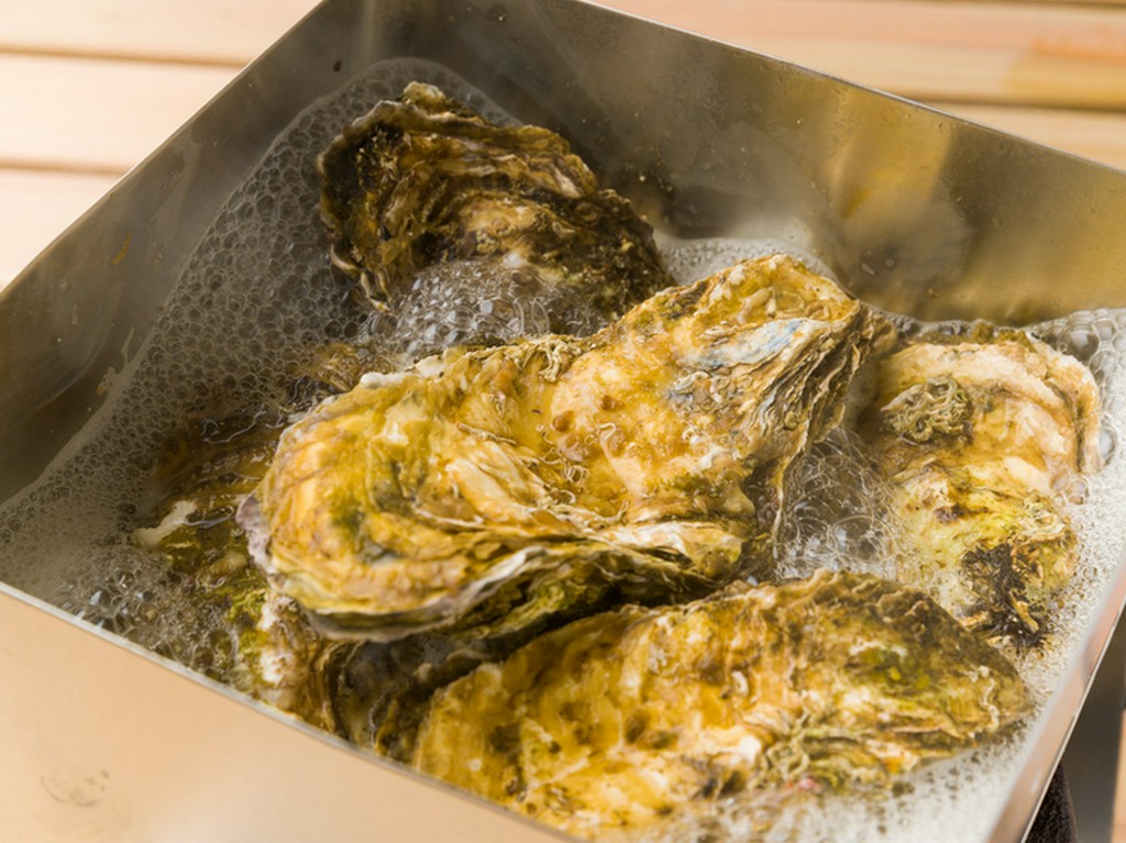 牡蠣やホタテを好きなだけ！豪快な漁師料理『カンカン焼き』