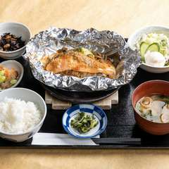 鮮度抜群の銀鮭とたっぷり新鮮野菜。栄養バランスの良いヘルシーメニュー『銀鮭のホイル焼きセット』