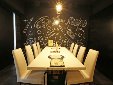 中人数〜大人数様のご利用には半個室の大テーブルで