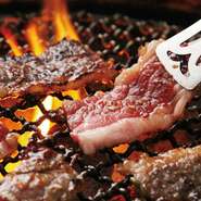 当店人気の『焼きしゃぶ』は、しゃぶしゃぶのようにサッと火を通して食べるのですが、お湯にくぐらせるのではなく、炙っていただきます