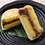 輪切りにした生のサツマイモと飴を小麦粉の生地（団子）で包んで蒸した、熊本県に昔から伝わる郷土菓子です。
