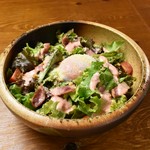 たっぷり明太子を混ぜ込んだ一味違うシーザーサラダ。

