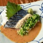 脂ののったしめ鯖にゴマだれをかけました。お好みで薬味とご一緒に。


