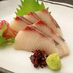 その食感と脂がもつ甘みが特徴のブリは味が濃く、刺身で食べると格別の逸品です。