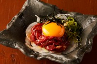 桜肉を甘辛だれで博多道場オリジナルユッケ風にしあげました。