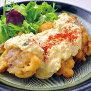 定番となった宮崎の郷土料理。カラッと揚がったチキンに甘酢だれと自家製タルタルソースが三位一体となった、これぞ逸品。