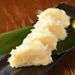 佐賀県呼子で生まれた特産の烏賊を使用したいか焼売。
普通の焼売と比べて甘みが強く、海鮮のさっぱりとした風味が楽しめます。