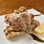鶏肉自体にしっかりと味が染み込み衣が薄いのが特徴。

