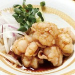 もつ鍋自慢の博多道場だからだせる味！
湯通ししたプルプルの酢モツを秘伝のタレに絡めました。
温かいうちにお食べください。プルプルの食感がやみつきになります！