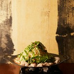 期間限定のこの時期に合わせて牛もつ焼きの鉄板はまた食べたくなること間違いなし！当店大人気の味噌ベースを旨辛に仕立てました。1人前からもご注文いただけます。