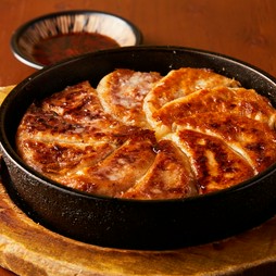博多名物　やみつき　鉄鍋餃子