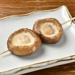 鶏肉自体にしっかりと味が染み込み衣が薄いのが特徴。

