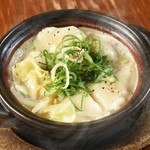 九州・博多発祥のご当地メニュー。
博多では鉄鍋で焼く「ひとくち餃子」も有名ですがいま通な人にウケているのが「炊き餃子」。
熱々のうちにお召し上がりください