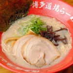 究極の一杯がここに完成。
味わい深いとんこつのシンプルな博多ラーメン。

替玉　275円(税込)