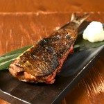 愛され続ける博多道場の定番。すっかり定番となった博多道場こだわりの鉄鍋餃子は外はカリッ、中はジューシーかつスパイシー。食べるほどに箸がとまらなくなるクセになる味です。