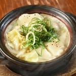 九州・博多発祥のご当地メニュー。博多では鉄鍋で焼く「ひとくち餃子」も有名ですがいま通な人にウケているのが「炊き餃子」。熱々のうちにお召し上がりください