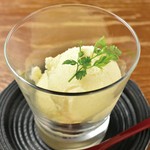 すっきりとした甘さの黒ごまアイスを佐賀んもんのソフルスイーツで挟んじゃいました。
