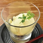 ブラックモンブランを製造する竹下製菓のミルクセーキを使用。シャリシャリ食感がおいしい！