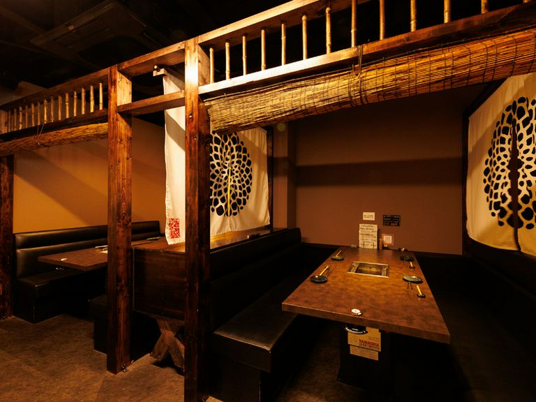 落ちついたテイストの店内。テーブル席は半個室としても利用可能