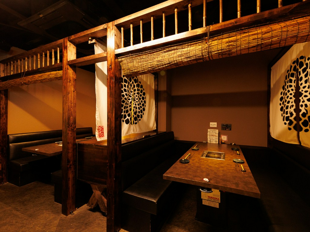 落ちついたテイストの店内。テーブル席は半個室としても利用可能