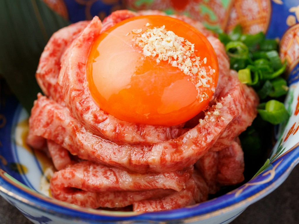 当日一番の赤身肉をセレクト『炙りユッケ』