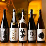 平山氏のルーツがある富山のお酒など思い入れのあるお酒や、人気銘柄、季節酒など「これ飲んでみたい」と思ってもらえるような日本酒のセレクトを心掛けているそうです。充実の一品料理と共にぜひ。