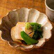 居酒屋ではポン酢をかけて供されることの多いあん肝ですが、【ひら山】では蕎麦店ならではの強みを活かして丁寧につくった味のバランスの良い蕎麦つゆでさっと炊いてふんわりやさしい味わいに仕立てています。