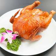 チキン皮がパリパリで旨い！一口サイズに切られ、特製ソース付き！