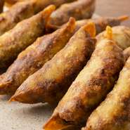 餃子は厚さ0.3mmの皮を使った極薄皮餃子。表面はカリッと中はジューシーに、極薄皮で小ぶりに作り女性でも食べやすい大きさに仕上げております。