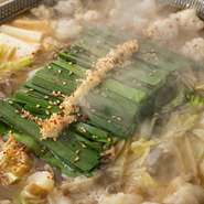 脂がのった国産牛の小腸と国産野菜にこだわった自慢の逸品。食欲増進・スタミナ増進に！