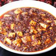 本場四川産の香辛料「花椒（ホワジャオ）」をふんだんに使用した、ヒリヒリと痺れる辛さが魅力です。