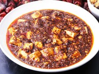 本場四川産の香辛料「花椒（ホワジャオ）」をふんだんに使用した、ヒリヒリと痺れる辛さが魅力です。