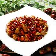 本場四川産の唐辛子をこれでもか！というくらい使用し、パリッと香ばしく揚げられた鶏肉と一緒に炒めました。激辛ファンにはたまらない一品です。