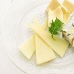 お酒によく合うチーズを盛り合わせ！
風味豊かな味わいはアクセントになります！