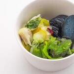 彩り豊かでヘルシーに楽しめる漬物を盛り合わせ！