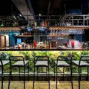 カウンターごしにドリンクの注文もできます