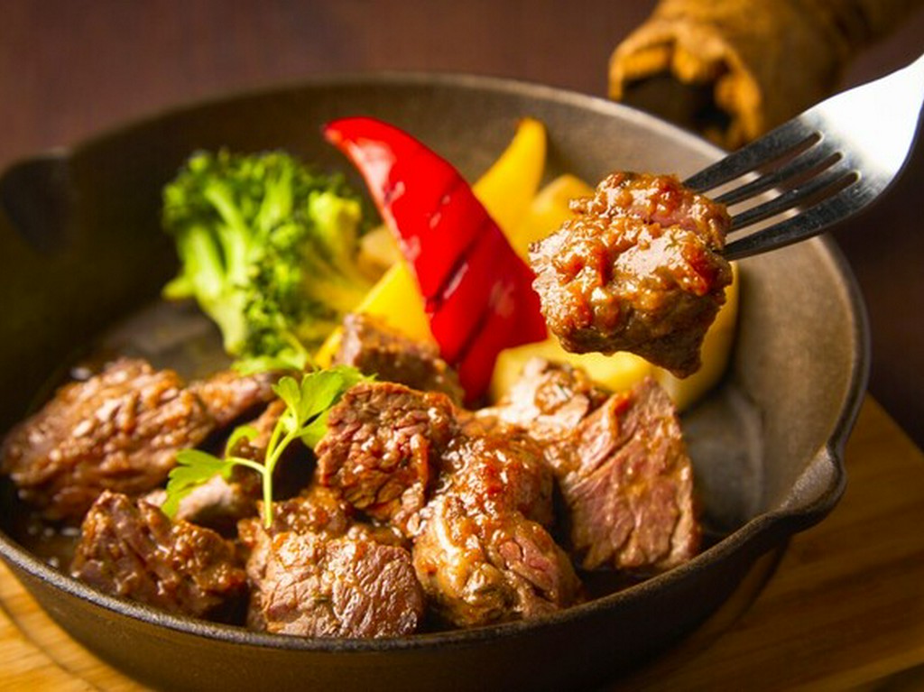 一番人気牛ハラミステーキをはじめ、おいしいフードメニューあり