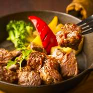 飲み放題の脇を固める料理メニューも本格的なラインナップをご用意しております。定番メニューから季節の限定メニューまで種類もさまざま！お酒も一層楽しくなるこだわりメニューをお楽しみください。