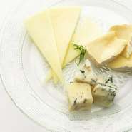 お酒によく合うチーズを盛り合わせ！風味豊かな味わいはアクセントになります！