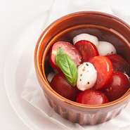 甘みのあるトマトと風味豊かなチーズは、お酒の相性もばっちり！