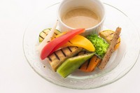 ソースがまろやかでおいしい！ヘルシー！彩り鮮やかに新鮮な野菜をお楽しみいただけます！