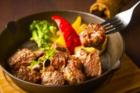 定番の牛ハラミをステーキで贅沢に調理！ジューシーな味わい！