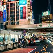 渋谷駅前！特大龍角散の看板が目印のビルです！宮下パーク入口、一階がお好み焼き店のビル4階です！

