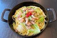 米粉の太麺を使用、もちもちの食感をお楽しみ下さい。会津産ハーブとひまわりの種で育った甘みと旨みたっぷりのひまわり豚を使用しております。
塩ダレはニンニクたっぷり自家製です。