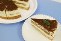 コーヒーシロップを染み込ませたふんわりスポンジと、とろーりマスカルポーネクリームが相性ぴったり。
トッピングはコーヒーパウダーでほろ苦い味わい。
