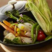季節の野菜をバターソテー、鉄鍋あつあつでテーブルにお届けします。野菜はその日の仕入れ状況により変わります。

