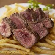牛肉のステーキとカリカリサクサクのフライドポテトの盛合せ、赤ワインとの相性ぴったり。