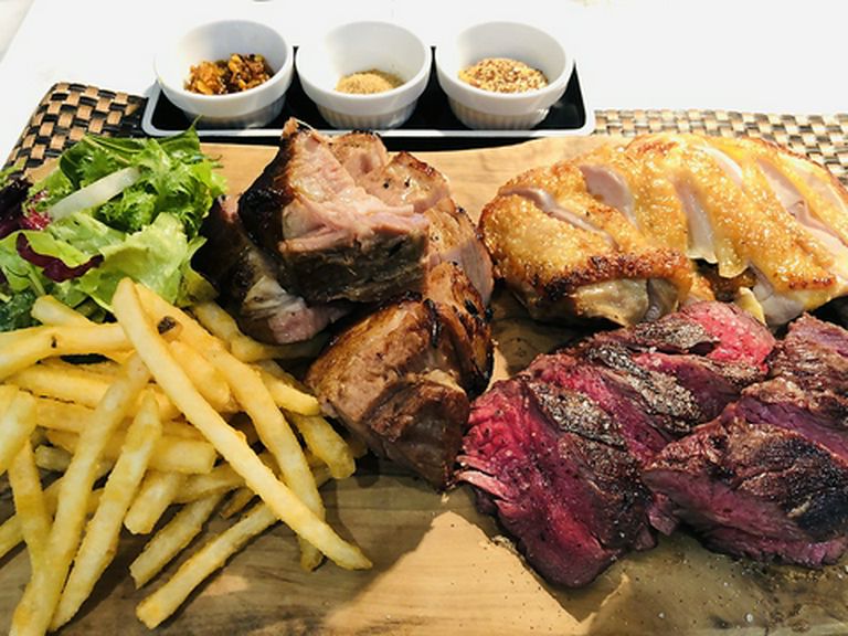 お肉盛合せ〜牛ステーキ、鶏もも肉、塩漬け豚肉のグリル〜