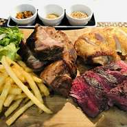 お肉盛合せ～牛ステーキ、鶏もも肉、塩漬け豚肉のグリル～
